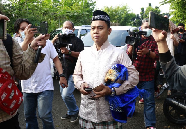 Keluarga besar H Faisal saat berjiarah ke makam almarhum anaknya Febri Andriansyah dan Vanessa Angel di Jakarta, Senin, (2/5/2022).
Foto: Agus Apriyanto