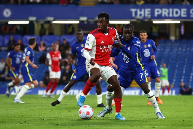 Pemain Arsenal Eddie Nketiah berusaha melewati pemain Chelsea pada pertandingan lanjutan Liga Inggris di Stamford Bridge, London, Inggris.
 Foto: David Klein/REUTERS