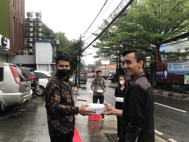 Ketua Umum DEN ITW membagikan makanan berbuka puasa untuk Pekerja Hotel bersama Bendahara Umum ITW dan Manejer Pengembangan Program DEN ITW.