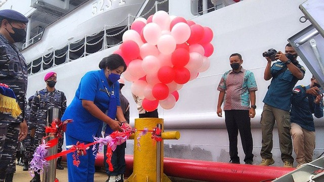 KRI Teluk Palu-523 yang diresmikan KSAL Laksamana TNI Yudo Margono di Dermaga PT Daya Radar Utama, Kecamatan Panjang, Bandar Lampung, Rabu (9/3). | Foto: Bella Sardio /Lampung Geh