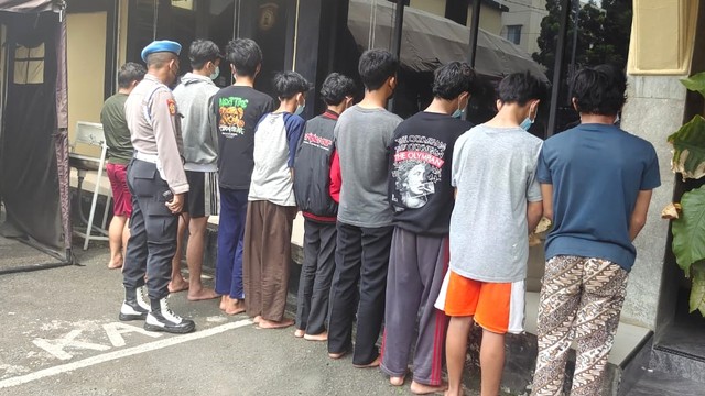 Sejumlah anak dibawa ke Polres Metro Depok dikarenakan terlibat tawuran, Selasa (29/3/2022). Foto: Dok. Istimewa