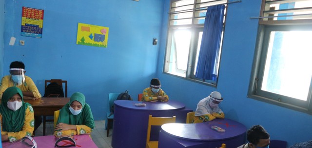 Murid SLB Muhammadiyah Gamping saat mengenakan seragam batik buatan sendiri. Kredit foto: Nurul Hajar/Mahasiswi KKN UMY 257