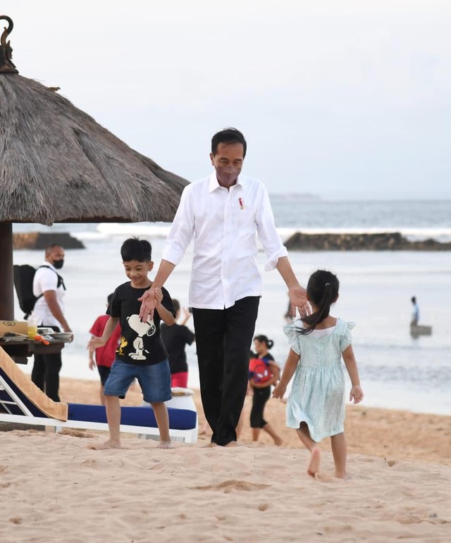Presiden Joko Widodo menggandeng cucunya di pantai sekitaran Nusa Dua, Kabupaten Badung, Provinsi Bali, pada Jumat, (6/5/2022). Foto: Lukas/Biro Pers Sekretariat Presiden
