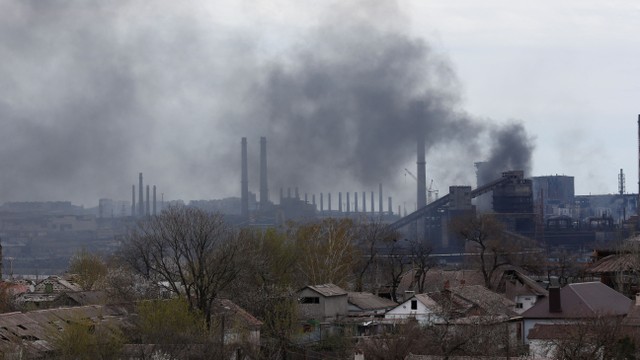 Asap mengepul di atas pabrik Azovstal Iron and Steel Works di Mariupol, Ukraina, Kamis (21/4/2022). Foto: Alexander Ermochenko/REUTERS