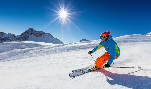 Ilustrasi wisatawan bermain ski. Foto: Lukas Gojda/Shutterstock
