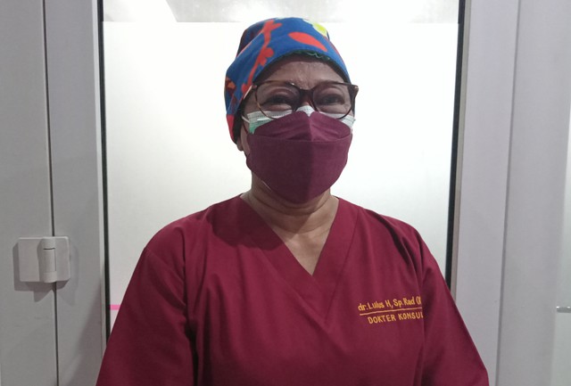 Dokter spesialis onkologi radiasi Adi Husada Cancer Center (AHCC) Surabaya, dr Lulus Handayani SpRad.SpOnkRad (K). Foto: Masruroh/Basra