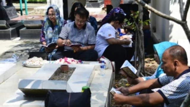 Tradisi Ziarah Makam, Salah satu Kebudayaan Islam yang masih dilakukan dengan tujuan untuk mendoakan keluarga atau kerabat yang sudah meninggal. (Foto: Shuttrestock)