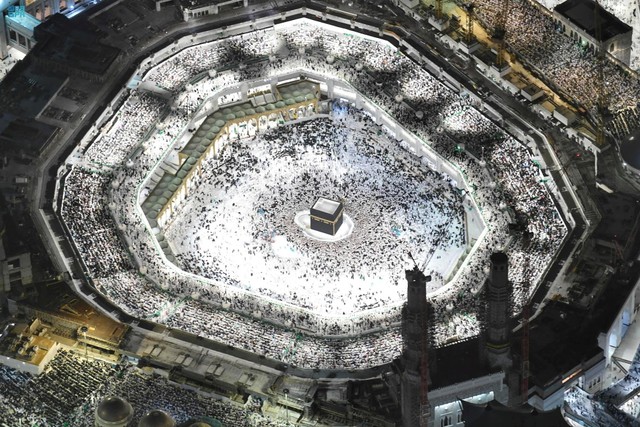 Potret udara umat Islam melaksanakan salat tahajud pada malam 27 Ramadhan di Masjidil Haram selama bulan suci Ramadhan, di kota suci Mekah, Arab Saudi, Rabu (27/4/2022). Foto: Saudi Press Agency/Handout via REUTERS