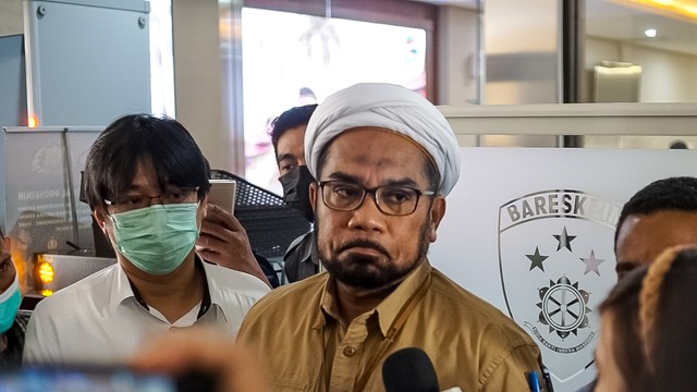 Tenaga Ahli Utama Kantor Staf Presiden (KSP) Ali Mochtar Ngabalin saat tiba di Bareskrim Polri, Jakarta, Kamis (7/4/2022). Foto: Iqbal Firdaus/kumparan