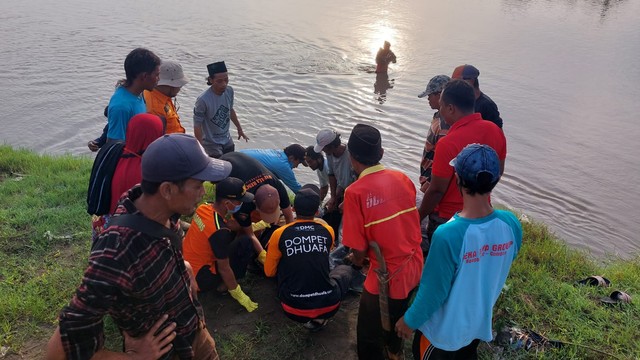 Tim SAR Gabungan mengevakuasi korban tenggelam di Sungai Pemali, Minggu (10/4/2022). (Foto: Dok Basarnas)