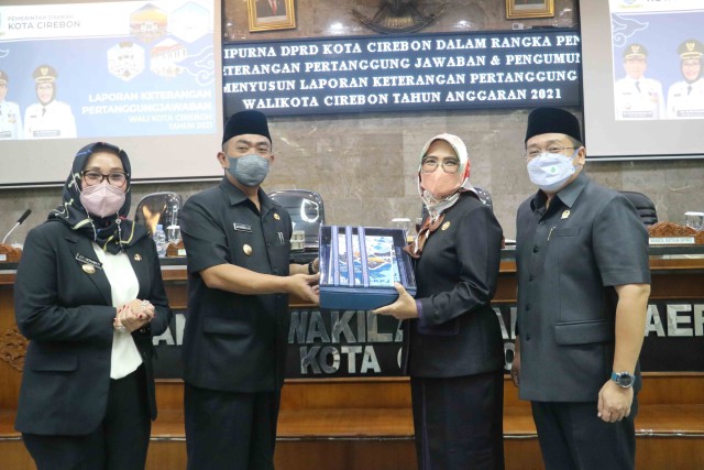 Rapat paripurna penyampaian nota pengantar LKPj Wali Kota Cirebon tahun 2021. (Foto: Humas DPRD Kota Cirebon)
