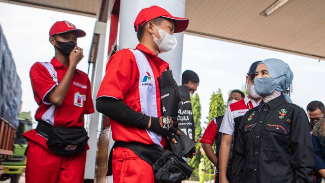 Direktur Utama PT Pertamina (Persero) Nicke Widyawati (kanan) berbincang dengan operator SPBU saat melakukan sidak di SPBU By pass Soekarno Hatta Palembang, Sumatera Selatan, Minggu (3/4/2022). Foto: Nova Wahyudi/ANTARA FOTO