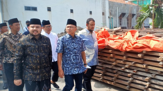 Wakli Ketua MPR RI, Zulkifli Hasan (Zulhas) dan Ketua DPD LDII Solo Muhammad Zain meninjau pembangunan Pondok Pesantren Budi Utomo, Solo, Senin (28/03/2022). FOTO: Agung Santoso 