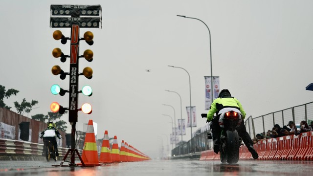 Peserta memacu sepeda motornya dalam ajang Street Race Polda Metro Jaya di kawasan BSD Serpong, Tangerang, Banten, Jumat (22/4/2022). Foto: Dok. Pertamina Fastron Enduro