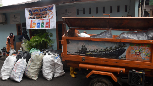 Pengurus Bank Sampah Teman Pilah dibantu petugas PPSU membawa sampah yang telah ditimbang di Kantor RW 05 Kelurahan Bukit Duri, Jakarta, Selasa (12/4). Foto: Indrianto Eko Suwarso/ANTARA FOTO