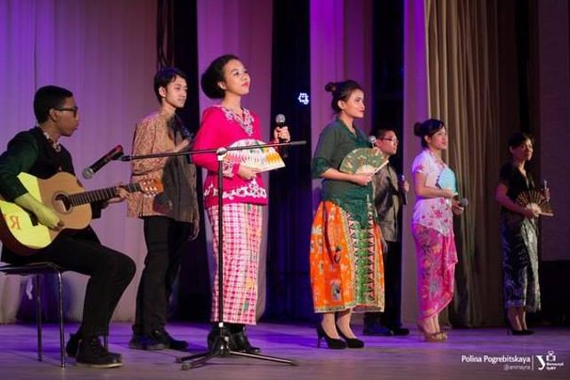Mahasiswa Indonesia di Ural Federal State University, Rusia saat menyanyikan lagu Pesnja Ostrova Pal'm. Foto: Polina Pogrebitskaya