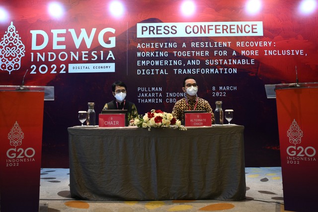 Sekjen Kementerian Kominfo selaku Chair Digital Economy Working Group (DEWG) G20 2022 Mira Tayyiba (kiri) bersama Juru Bicara Kementerian kominfo Dedy Permadi menyampaikan keterangan pers DEWG G20 2022 di Jakarta pada Selasa (8/3/2022). Foto: Sigid Kurniawan/ANTARA FOTO