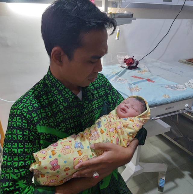 USTAZ Abdul Somad menggendong anaknya yang baru lahir berjenis kelamin laki-laki, Kamis malam (18/2/2022), pukul 19.15 WIB, di RSIA Eria Bunda, Pekanbaru, Riau. 