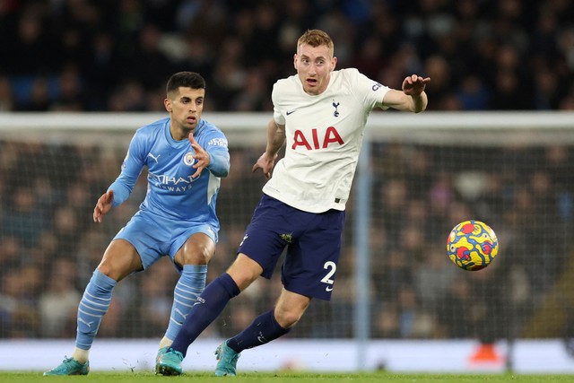 Pemain Tottenham Hotspur Dejan Kulusevski beraksi dengan pemain Manchester City Joao Cancelo di Stadion Etihad, Manchester, Inggris, Sabtu (19/2/2022). Foto: Action Images via Reuters/Carl Recine