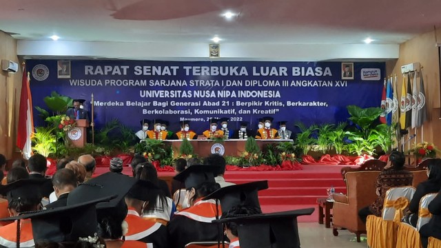 Keterangan foto:Ketua Yayasan Perguruan Tinggi Nusa Nipa, Drs.Sabinus Nabu menyampaika sambutan pada wisuda Angkatan ke-XVI Tahun Akademik 2021/2022 yang berlangsung di Aula Nawacita, Jumat (25/3/2022) siang.Sumber foto:istimewa.