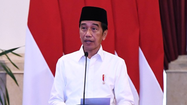 Presiden Joko Widodo menyampaikan pidato saat acara penyerahan zakat kepada Badan Amil Zakat Nasional (Baznas) di Istana Negara, Jakarta, Selasa (12/4/2022).  Foto: Kris/Biro Pers Sekretariat Presiden
