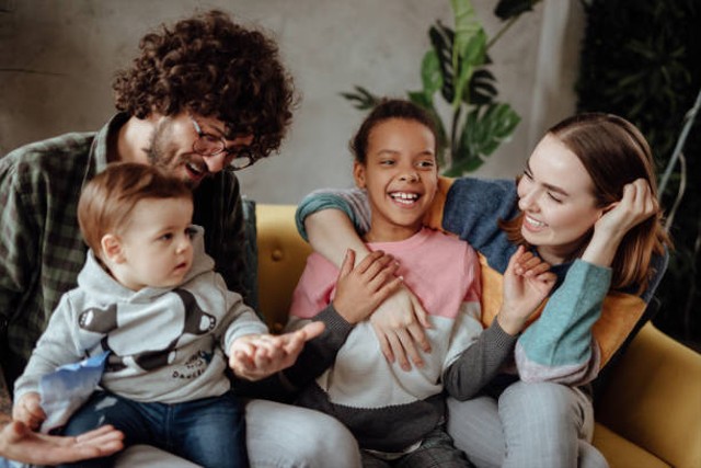 contoh surat adopsi anak. sumber foto : unsplash/keluarga bahagia