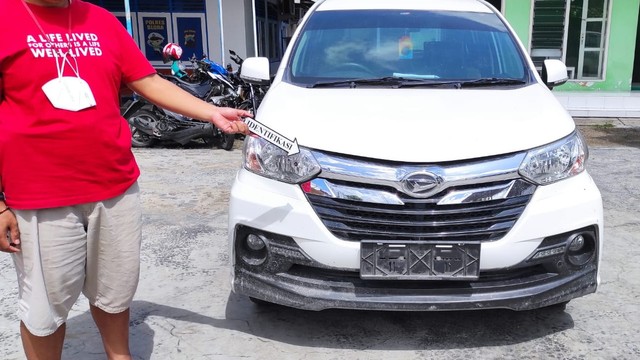 Barang bukti mobil yang digelapkan, saat diamankan petugas di Polsek Cepu, Polres Blora. Kamis (17/03/2022) (foto: dok istimewa)