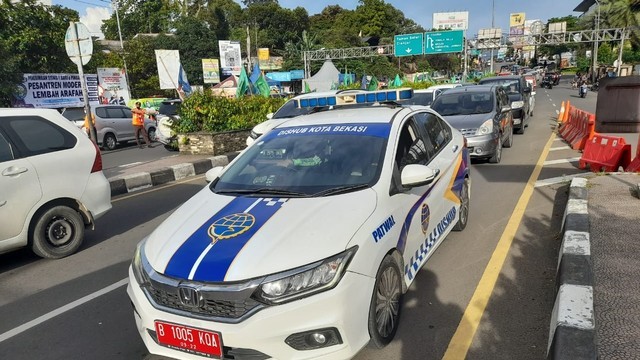 Mobil pengawalan milik Dinas Perhubungan (Dishub) Kota Bekasi ditilang polisi. Foto: Dok. Istimewa