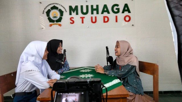 Kegiatan podcast di SMP Muhammadiyah 2 Gamping dengan mengajak siswa sebagai bintang tamu dalam podcast pada hari Kamis (17/02) dipandu oleh Istiqomah (kanan) dalam acara Muhaga Podcast. Foto: Galih Rakasiwi/SMP Muhammadiyah 2 Gamping