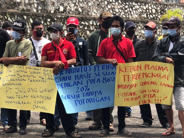 Puluhan petani plasma yang tergabung dalam Aliansi Masyarakat Petani Plasma (Ampelas) Borneo berdemo sekaligus melakukan audiensi dengan DPRD Sintang. (Foto: Yusrizal/Hi! Pontianak)