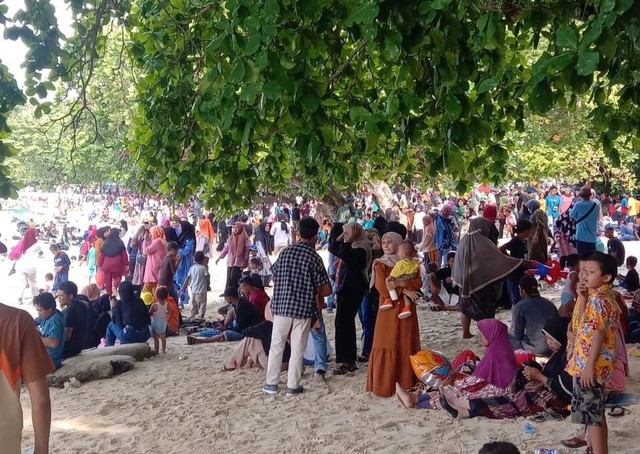 Ribuan wisatawan padati Pantai Luari di Halmahera Utara. Foto: Istimewa