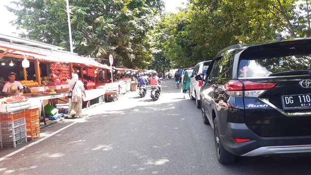 Parkiran mobil dan sepeda motor yang masih semrawut di depan Pasar Higienis Ternate. Foto: Sansul Sardi/cermat