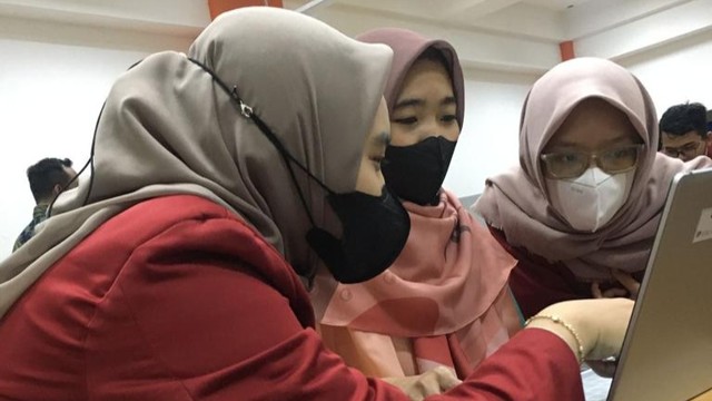 Guru SD Muhammadiyah Ambarketawang 1 didampingi oleh mahasiswa dalam Workshop Penulisan Media UGC. Kredit foto: Alfarhan Nadyasta M/Mahasiswa KKN Gamping 260 UMY.