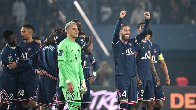 Selebrasi pemain Paris Saint-Germain (PSG) usai memastikan juara Liga Prancis. Foto: Alain JOCARD / AFP
