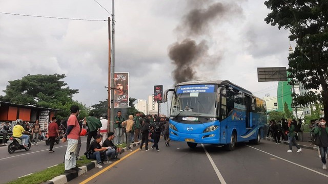 Tolak Penundaan Pemilu, Mahasiswa Di Makassar Blokade Jalan Dan Adang ...