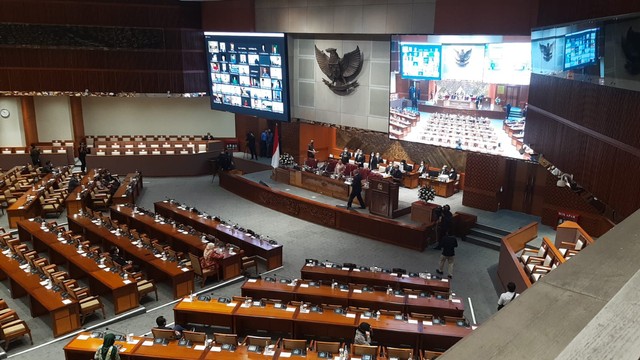 Suasana Rapat Paripurna DPR ke-18 masa sidang IV 2021-2022, Selasa (28/3). Foto: Annisa Thahira Madina/kumparan