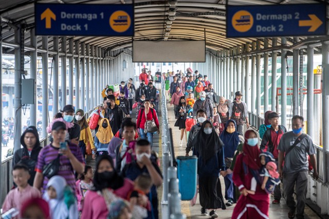 Pemudik berjalan turun dari KMP Kumala saat tiba di dermaga satu Pelabuhan Bakauheni, Lampung Selatan, Lampung, Sabtu (30/4/2022). Foto: Nova Wahyudi/Antara Foto