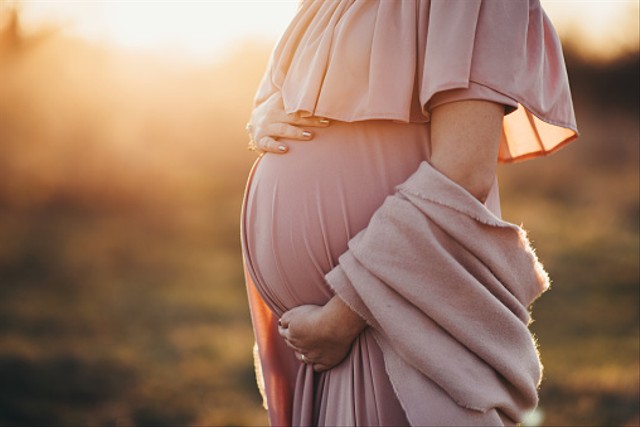 Memilih baju kondangan ibu hamil yang simple. Sumber: Pixabay