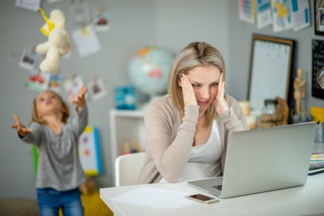 Ilustrasi inner child adalah sisi kepribadian seseorang yang bereaksi seakan-akan seperti anak kecil. Foto: Shutterstock