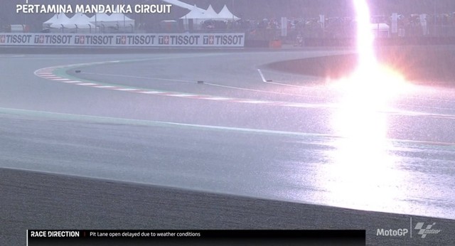 Petir di Sirkuit Mandalika, Minggu (20/3). Foto: MotoGP