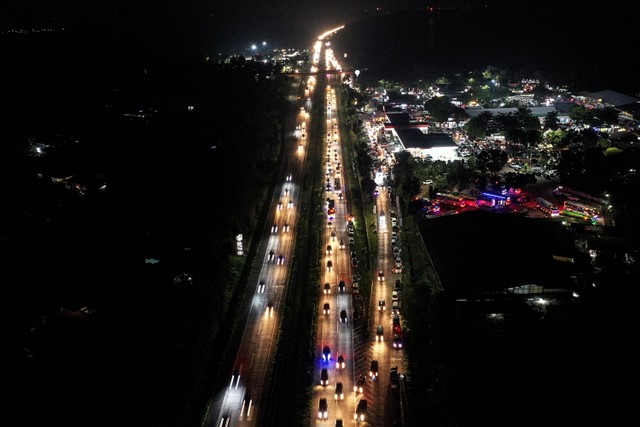 Foto udara sejumlah kendaraan melintas di ruas Jalan Tol Cikopo-Palimanan, Subang, Jawa Barat, Kamis (28/4/2022).  Foto: M Risyal Hidayat/ANTARA FOTO