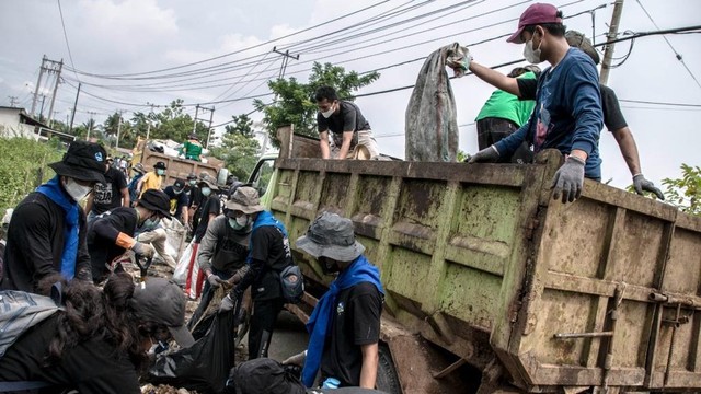Ratusan relawan turun ke jalan memungut sampah yang berserakan di sepanjang jalan Desa Labota Kecamatan Bahodopi, Kabupaten Morowali, Provinsi Sulawesi Tengah, Minggu (20/2). Foto: Istimewa