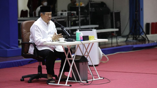 Mantan Presiden SBY saat acara doa bersama untuk Almarhumah Ani Yudhoyono di GOR Lavani Cikeas, Bogor, (25/2/2022).  Foto: https://www.instagram.com/aniyudhoyono/