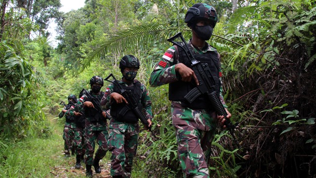 Prajurit Satgas Pamtas RI-Malaysia Yonif 643/Wanara Sakti melaksanakan patroli di hutan perbatasan Indonesia-Malaysia di Entikong, Kabupaten Sanggau, Kalimantan Barat, Selasa (26/4/2022). Foto: Jessica Helena Wuysang/Antara Foto