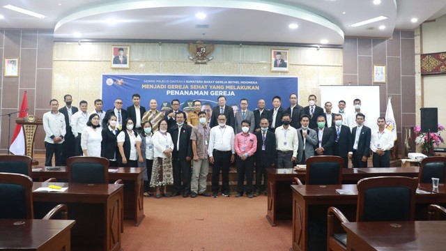 Gubernur Sumatera Barat, diwakili Kepala Dinas Kominfotik Sumbar, Jasman Rizal, secara resmi membuka Sidang Majelis Daerah II Sumbar Gereja Bethel Indonesia (GBI) Tahun 2022, Senin (25/4/2022). Foto: Pemprov Sumbar