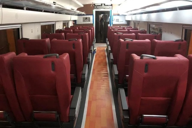 Pemasangan sebelas unit train set Kereta Cepat Jakarta-Bandung sudah rampung, Minggu (10/4/2022). Foto: Instagram/@tiko1973