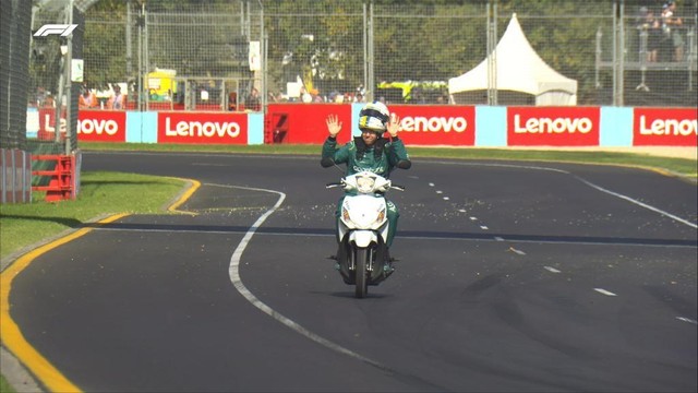 Aksi Pebalap F1 Sebastian Vettel mengendarai sepeda motor di Sirkuit Albert Park, Australia (8/4/2022). Foto: Dok. Istimewa