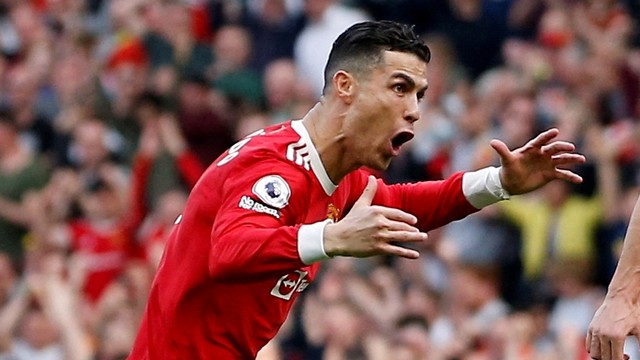 Pemain Manchester United Cristiano Ronaldo berselebrasi usai mencetak gol saat hadapi Norwich City, Old Trafford, Manchester, Inggris, Sabtu (16/4/2022). Foto: Craig Brough/REUTERS