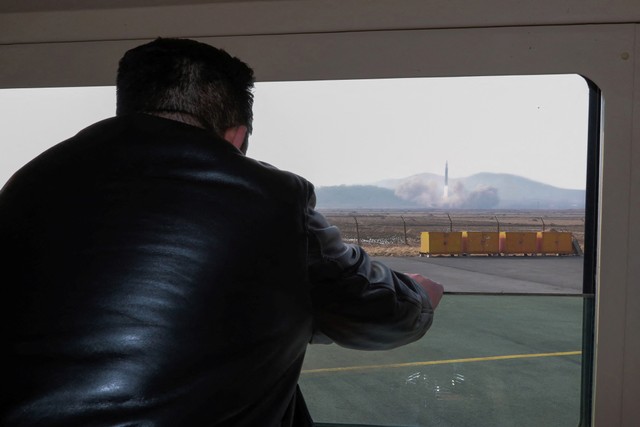 Pemimpin Korea Utara Kim Jong Un saat uji coba peluncuran "tipe baru" rudal balistik antarbenua (ICBM) Korea Utara yang dirilis pada Kamis (24/3/2022). Foto: Dok. Kantor Berita Pusat Korea (KCNA) Korea Utara