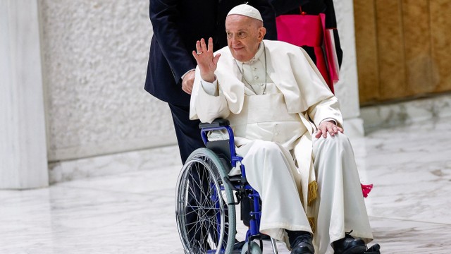 Paus Fransiskus menggunakan kursi roda saat sidang pleno International Union of Superiors General (IUSG) di Vatikan, Kamis (5/5/2022). Foto: Guglielmo Mangiapane/Reuters